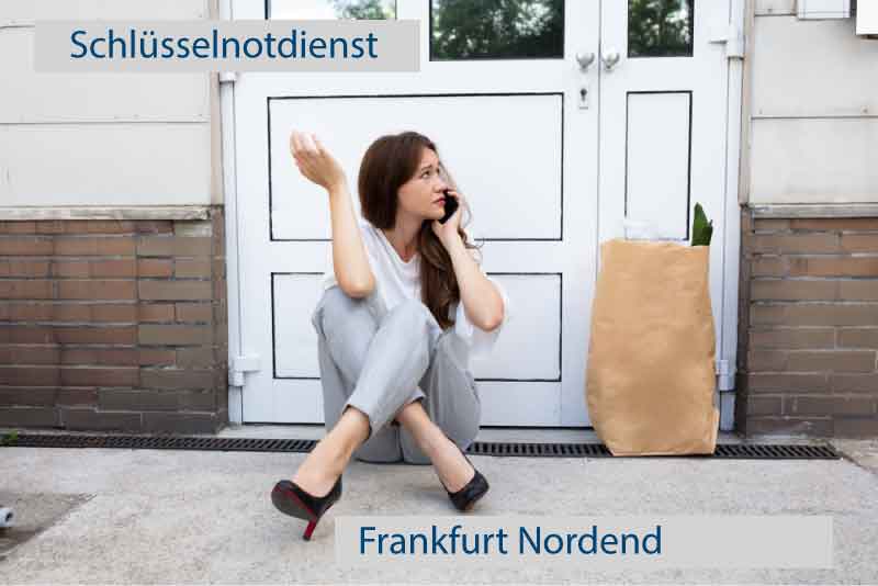 Ein Mitarbeiter öffnet eine Tür mit einem Spezialwerkzeug - Schlüsseldienst Frankfurt Nordend